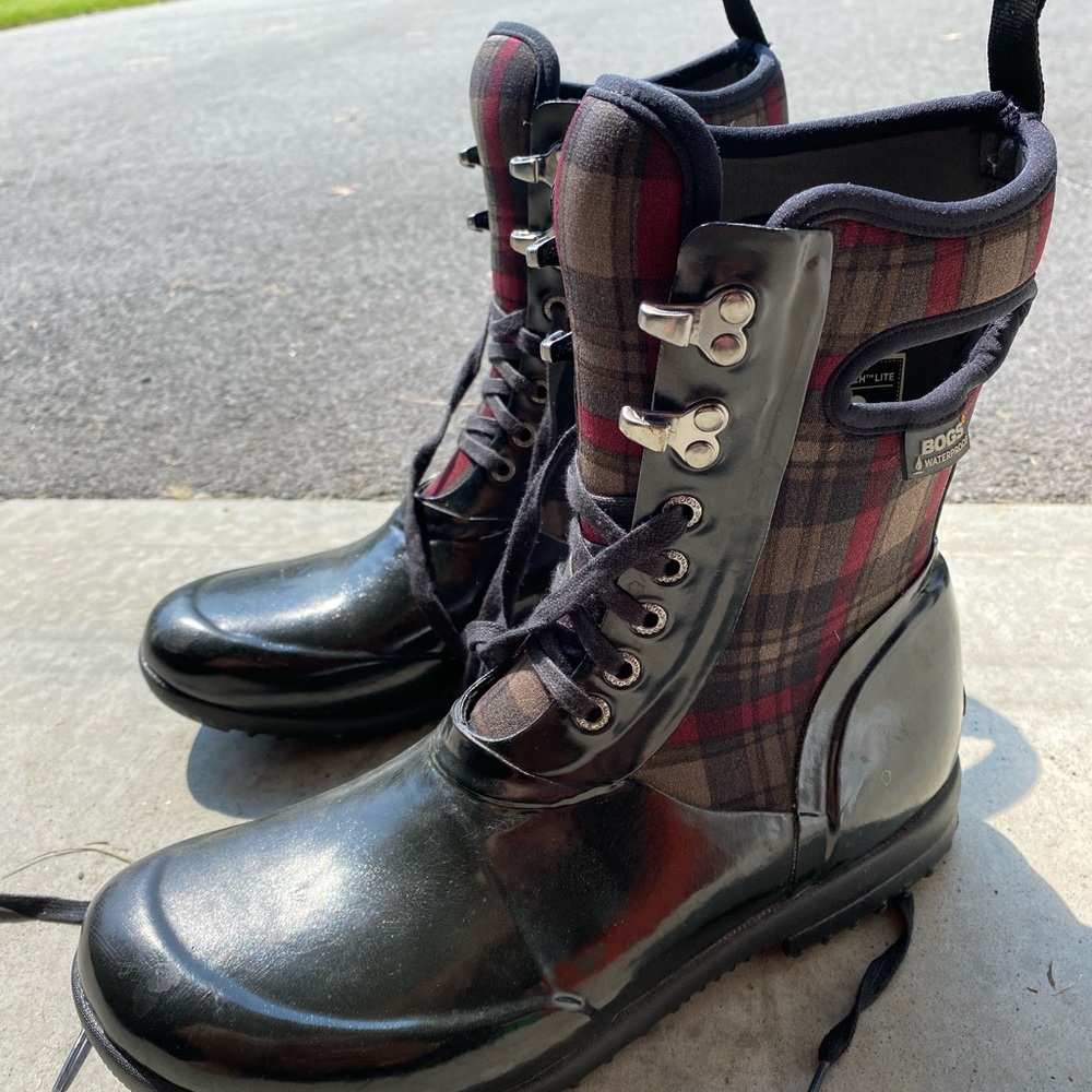 Bogs waterproof rain boots.  Good condition 9.5
